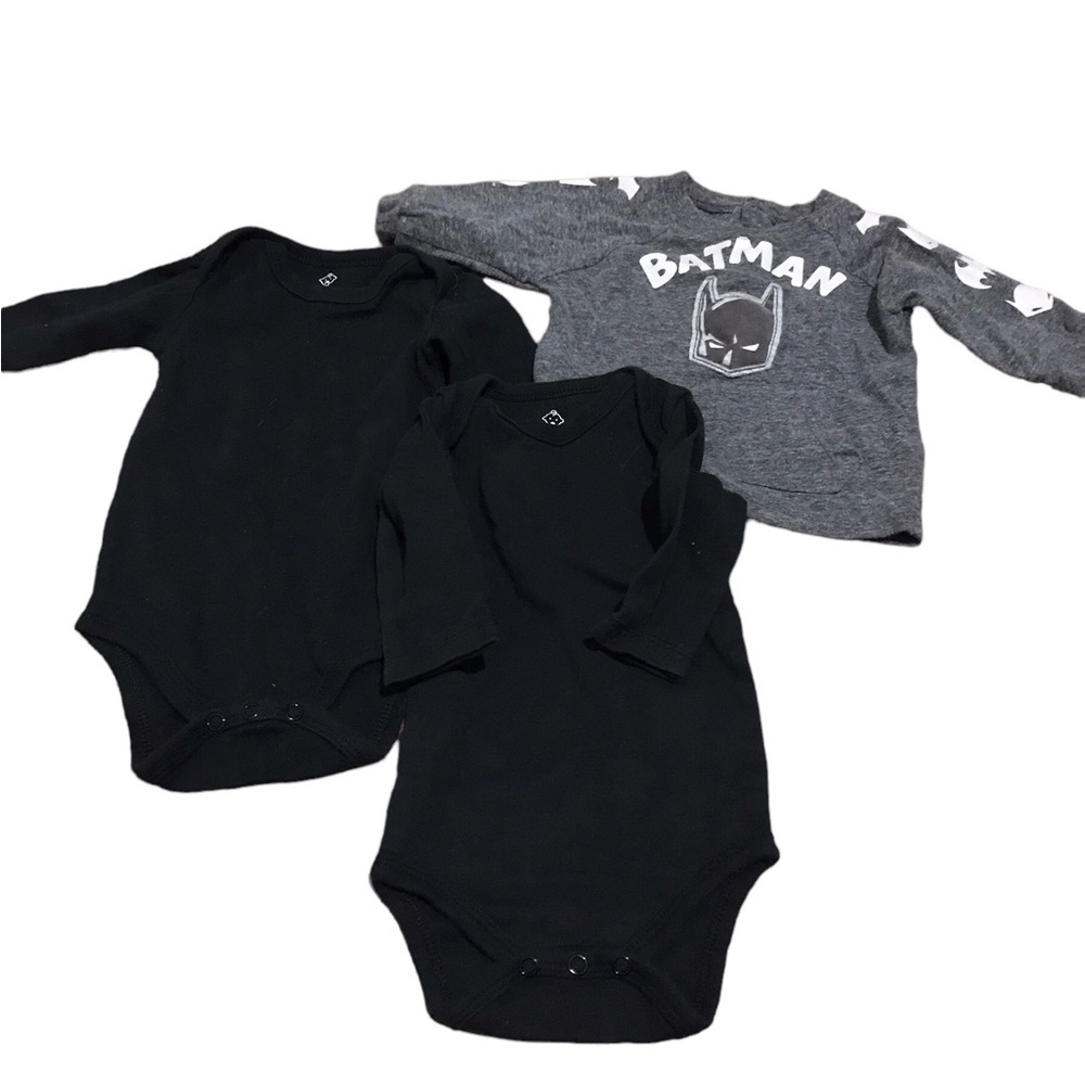 0-3m 3pc bundle of black onesie and Batman shirt - Picture 1 of 6